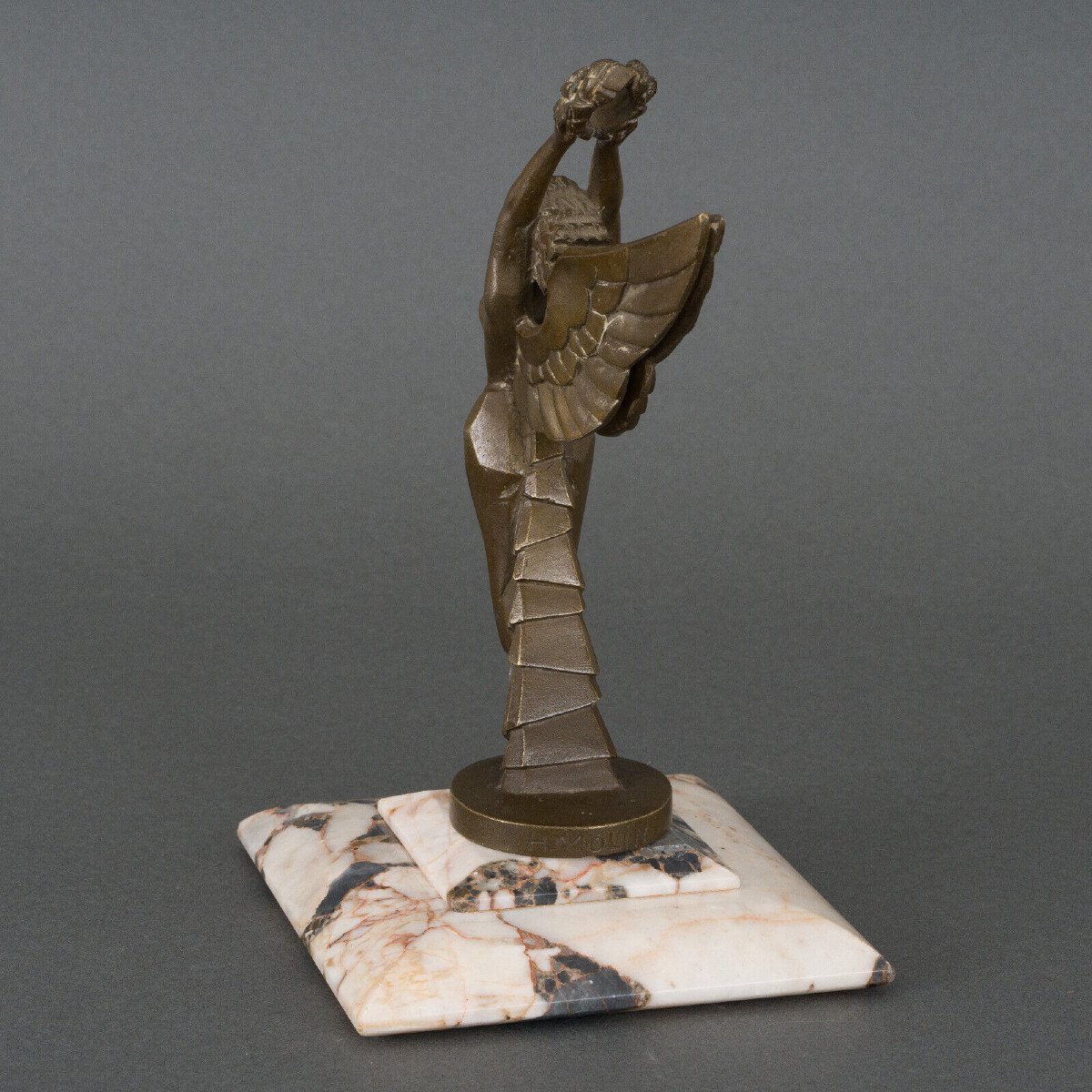 Mascotte La Gloire par H. Molins 1930 Bronze à patine brune Socle marbre-photo-1