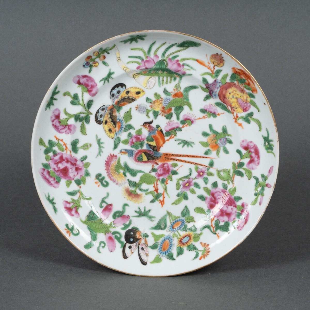 Assiette en porcelaine XIXe Canton décor floral et de papillons
