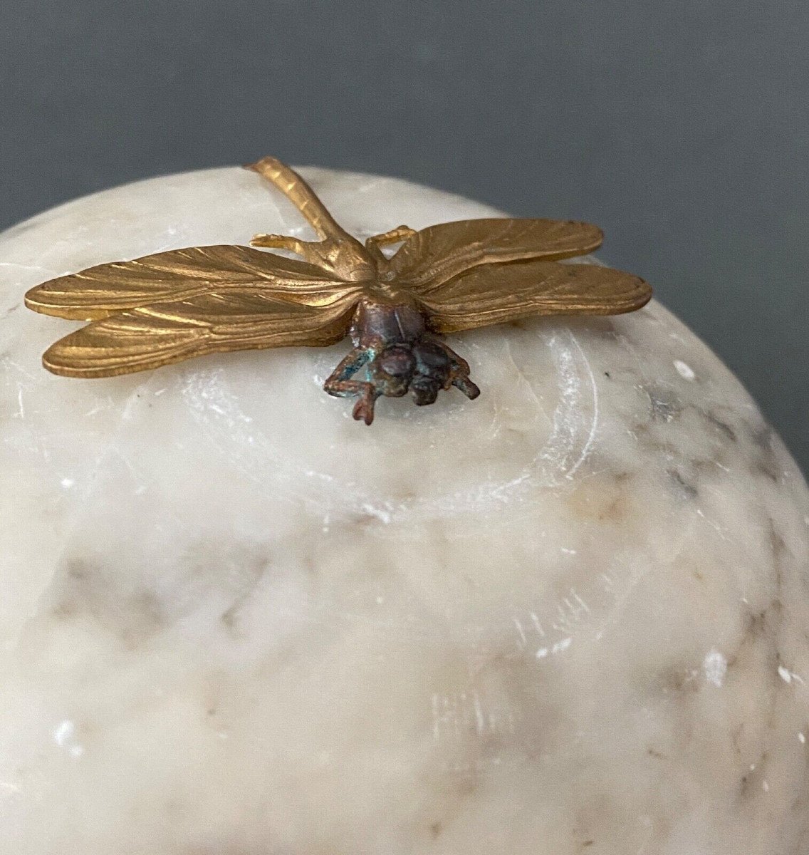 Boite 1900 de forme boule en albâtre surmontée d'une libellule dorée-photo-2