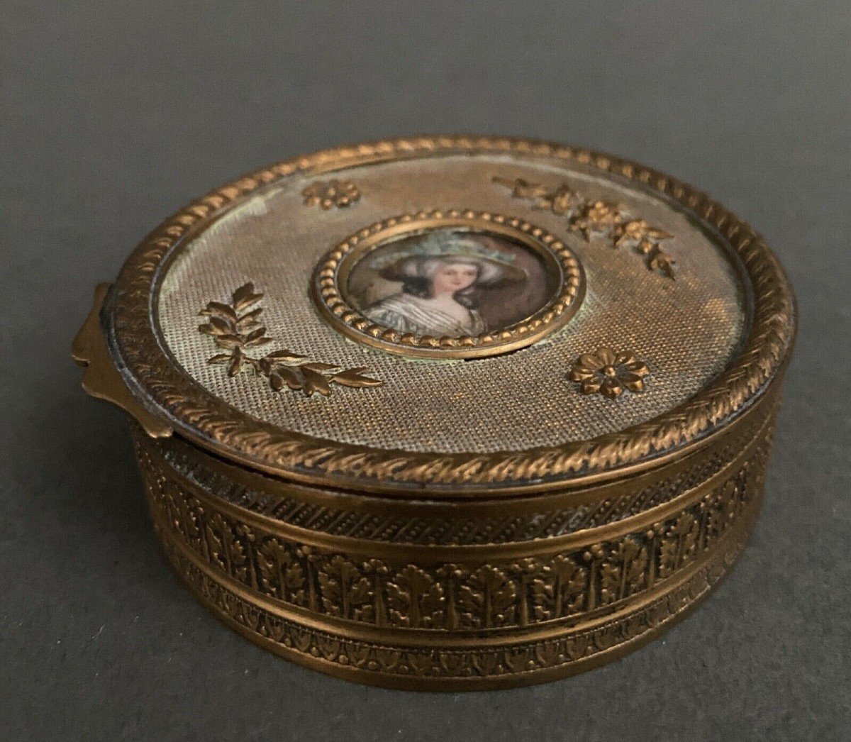 Boîte en bronze Napoléon III ornementée d'une miniature Femme du XVIIIe-photo-3