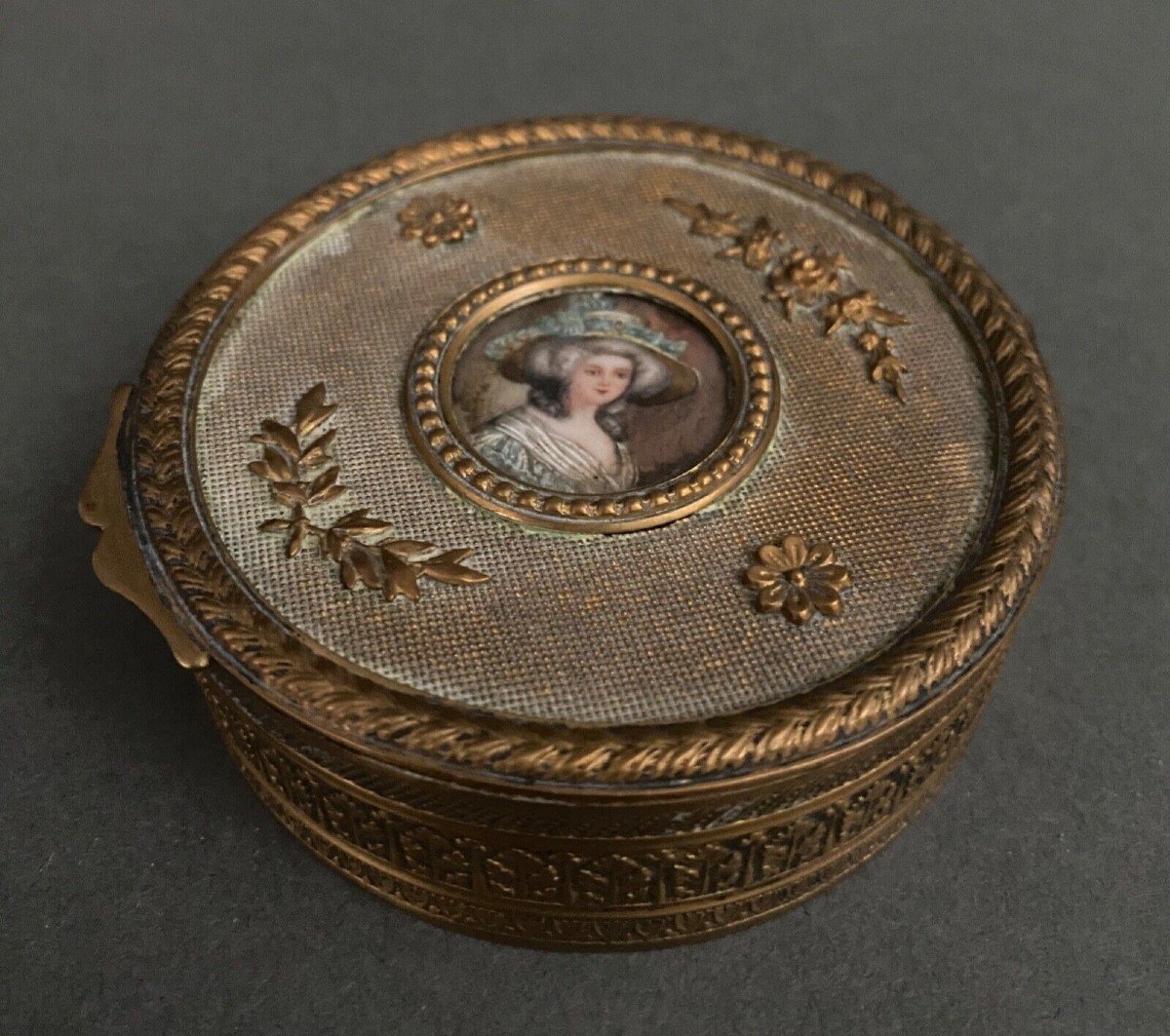 Boîte en bronze Napoléon III ornementée d'une miniature Femme du XVIIIe