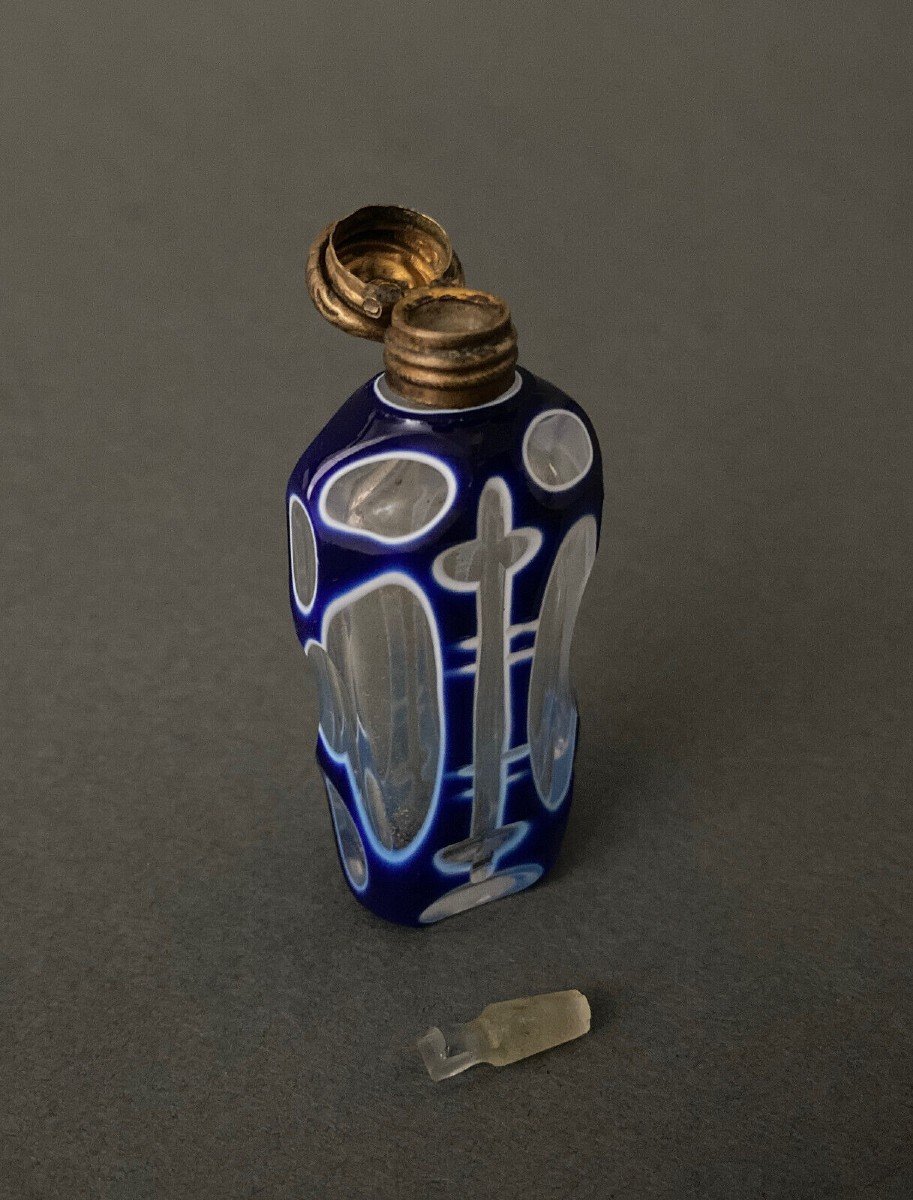 Flacon à sels en verre bleu de forme balustre XIXe-photo-3