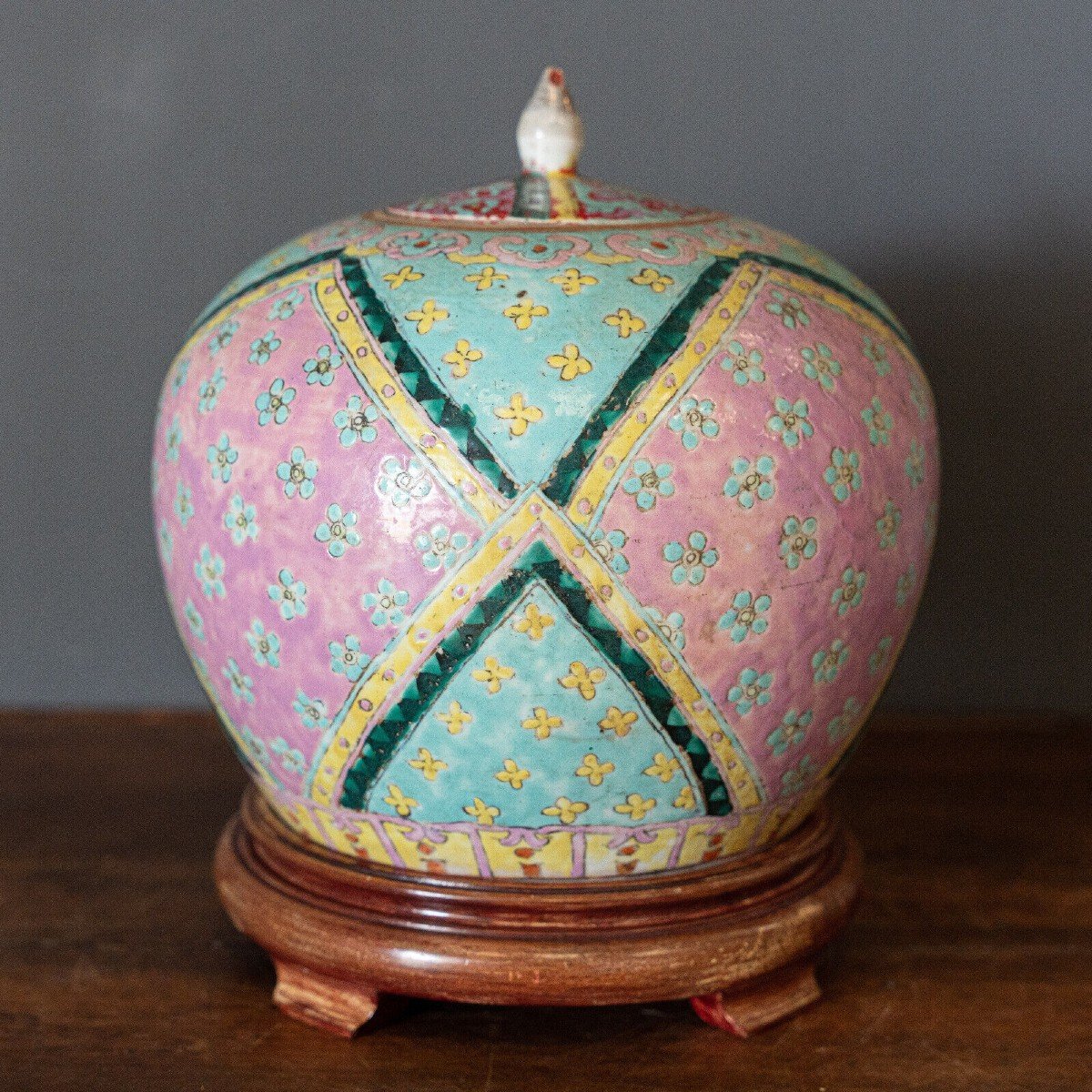 Covered Ginger Pot Porcelain China Wooden Support 20th Century Floral Decor-photo-2