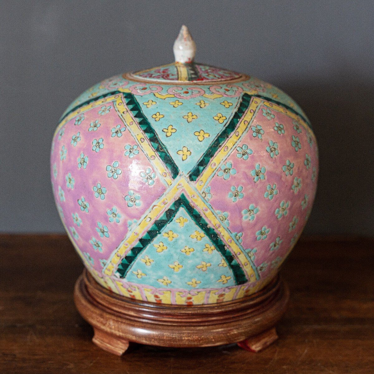 Covered Ginger Pot Porcelain China Wooden Support 20th Century Floral Decor-photo-3