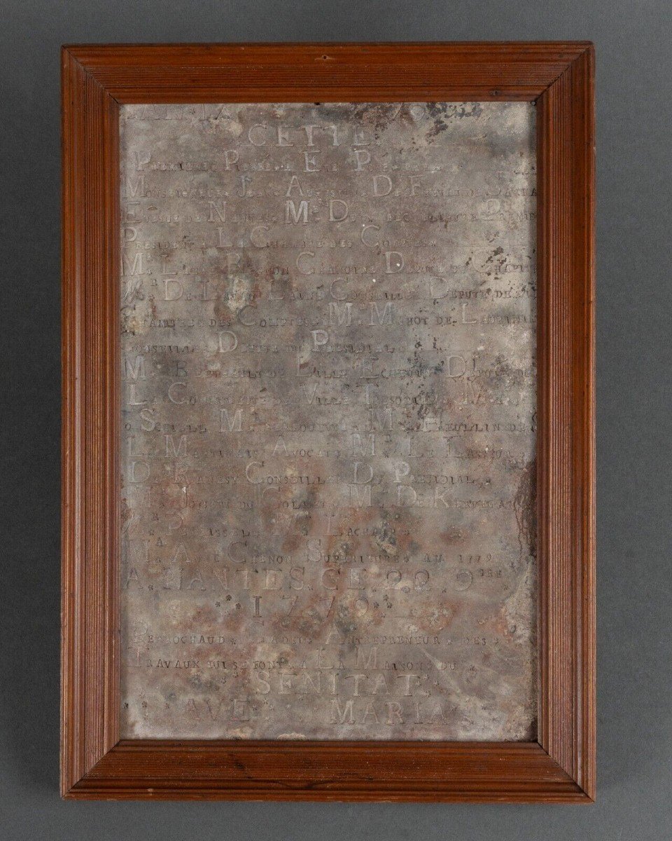 Pierre gravée ardoise datée de 1779 ornementée de noms de donateurs