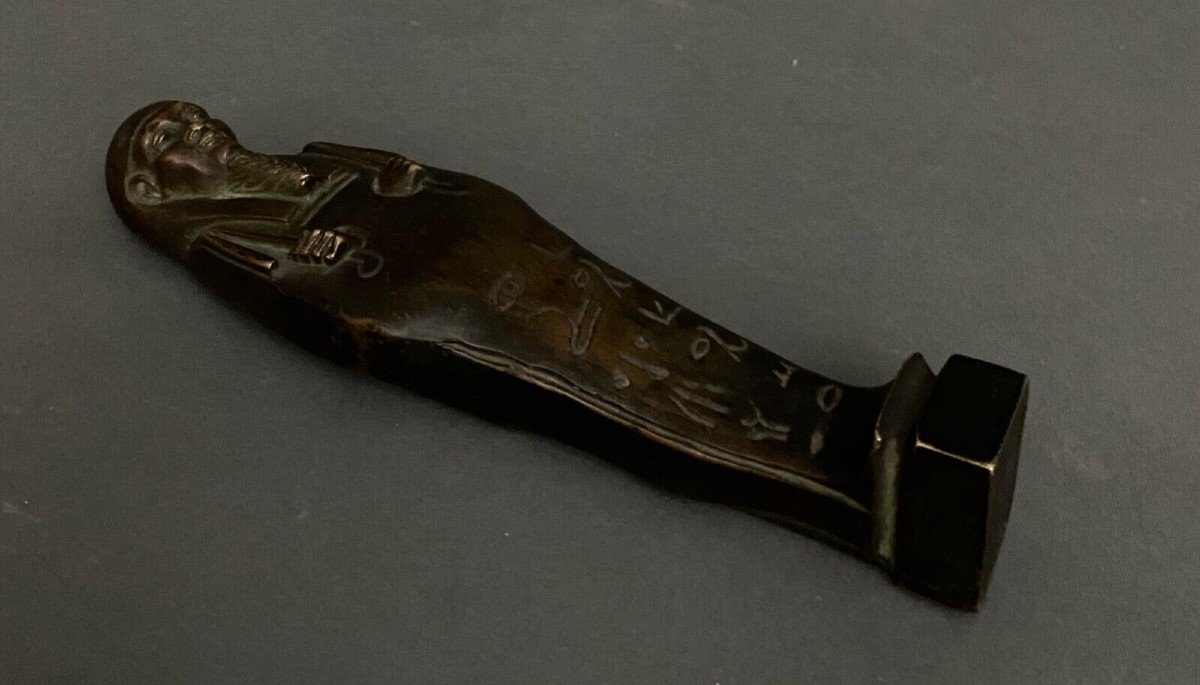 Presse-papier Oushebti perruque tripartite instruments aratoires bronze