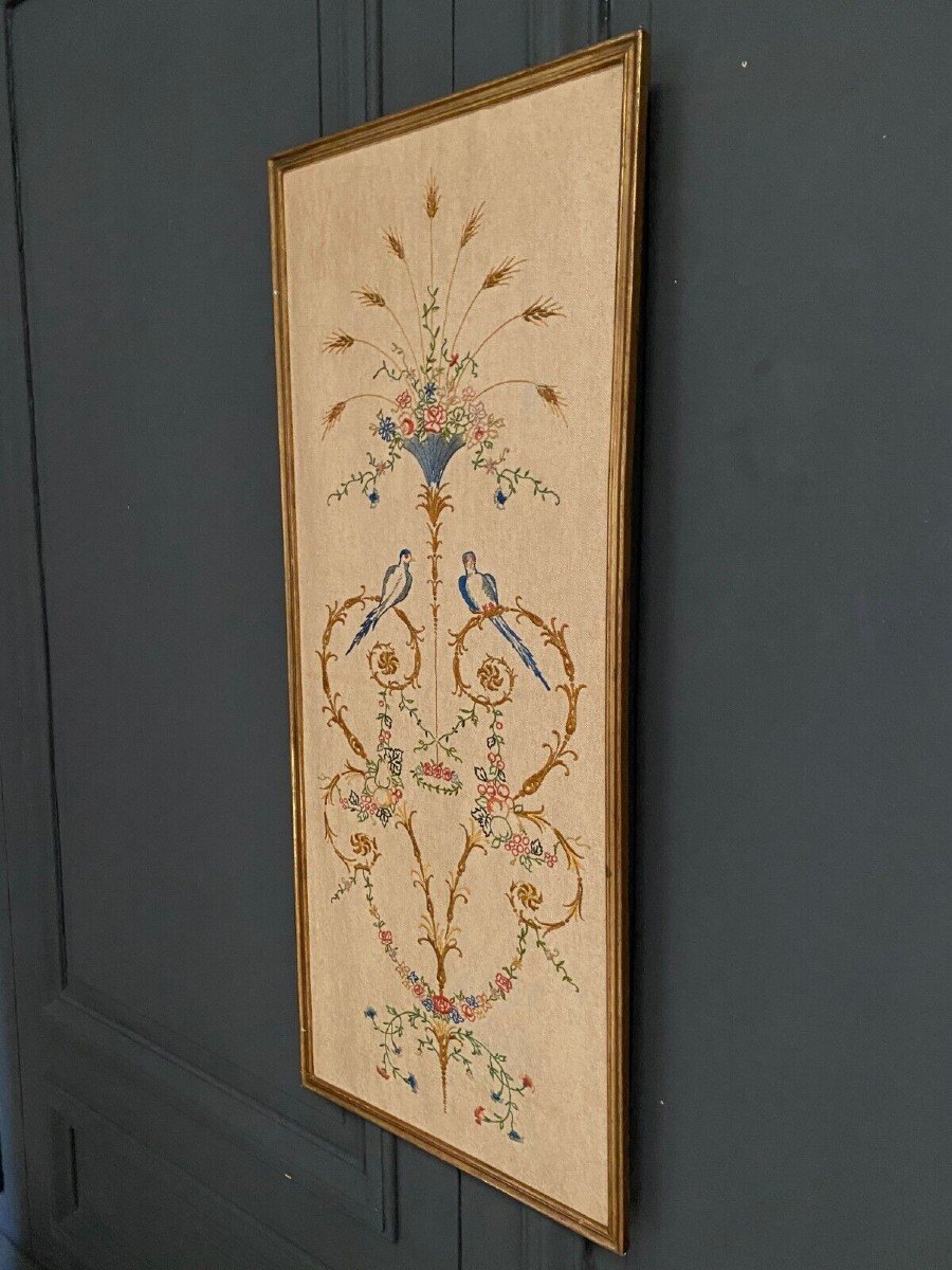 Panneau brodé 1900 style Louis XVI décor d'oiseaux cadre baguette-photo-2