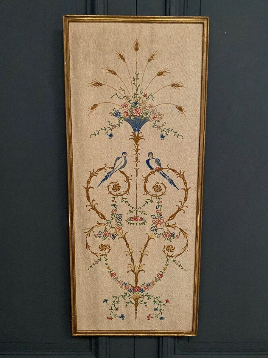Panneau brodé 1900 style Louis XVI décor d'oiseaux cadre baguette