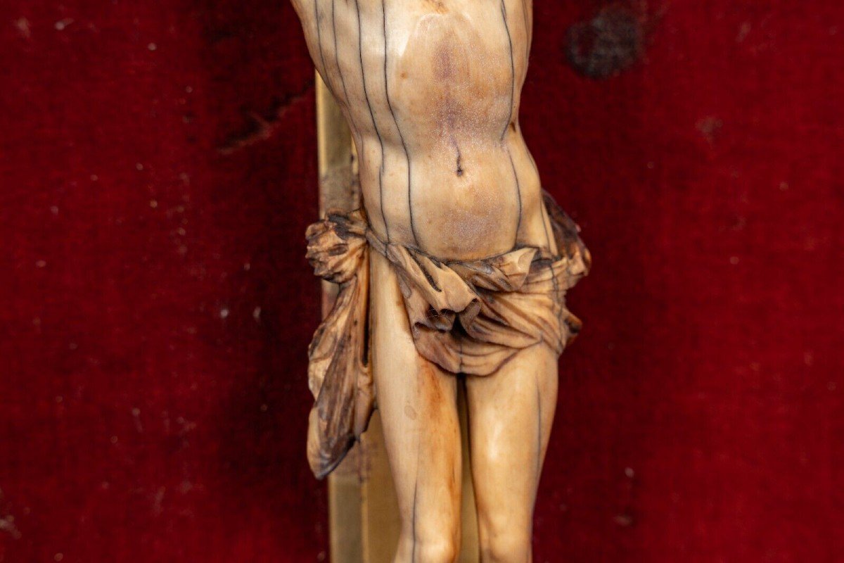 Crucifix XVIIe sculpté à la main cadre en bois doré décor de fleurettes-photo-2