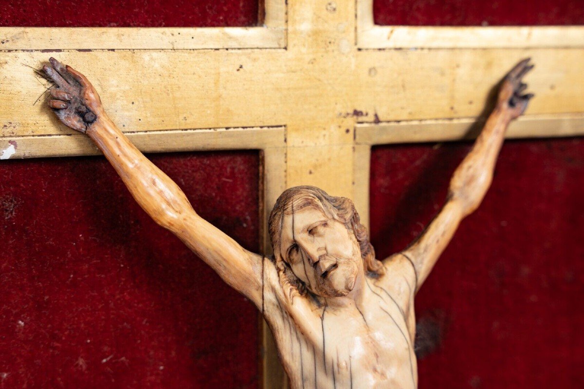 Crucifix XVIIe sculpté à la main cadre en bois doré décor de fleurettes-photo-4