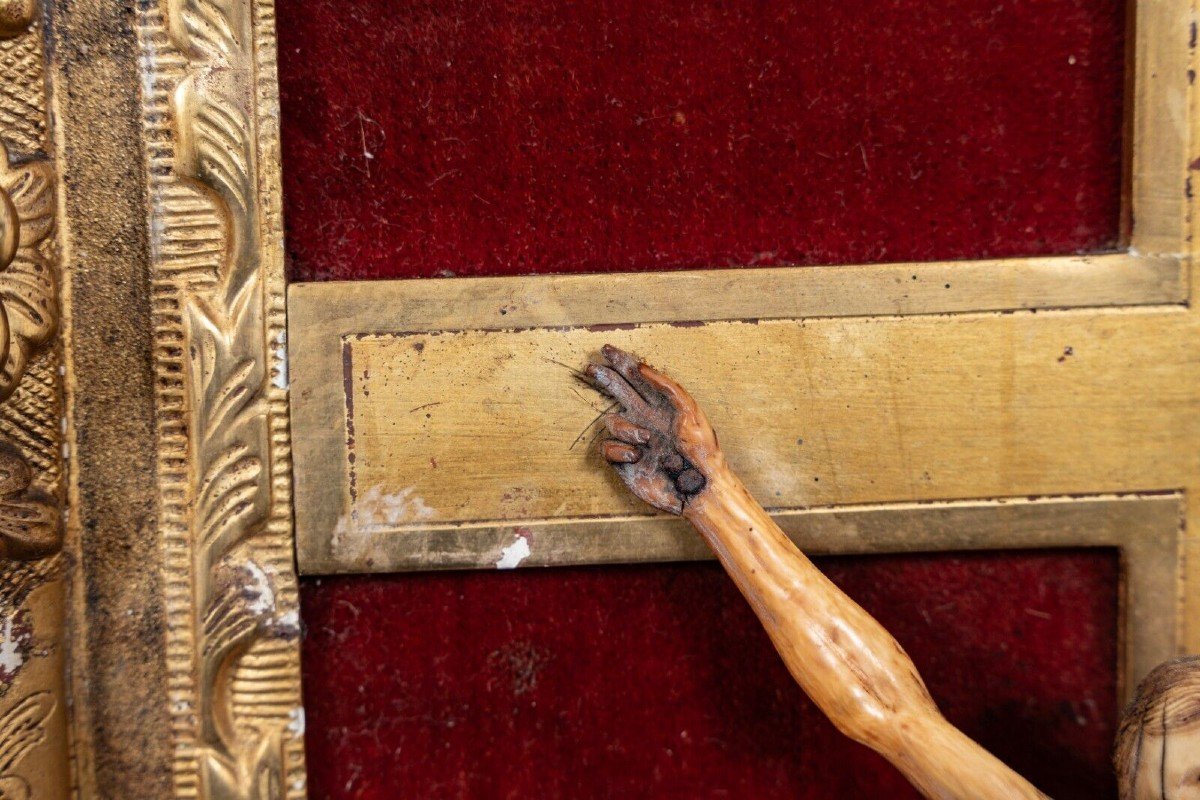 Crucifix XVIIe sculpté à la main cadre en bois doré décor de fleurettes-photo-1