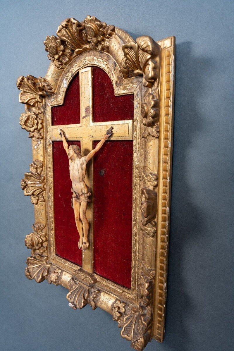 17th Century Hand-carved Crucifix In Gilded Wood Frame Decorated With Flowers-photo-3