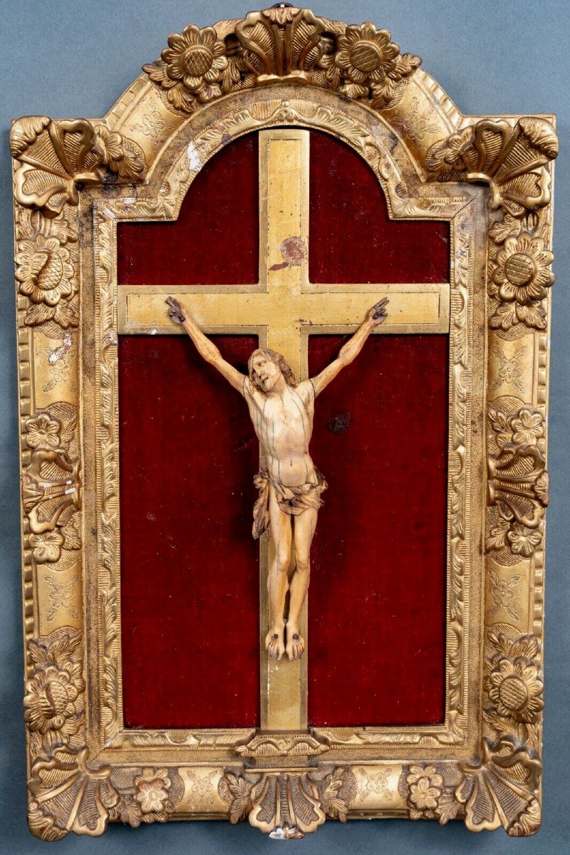 17th Century Hand-carved Crucifix In Gilded Wood Frame Decorated With Flowers