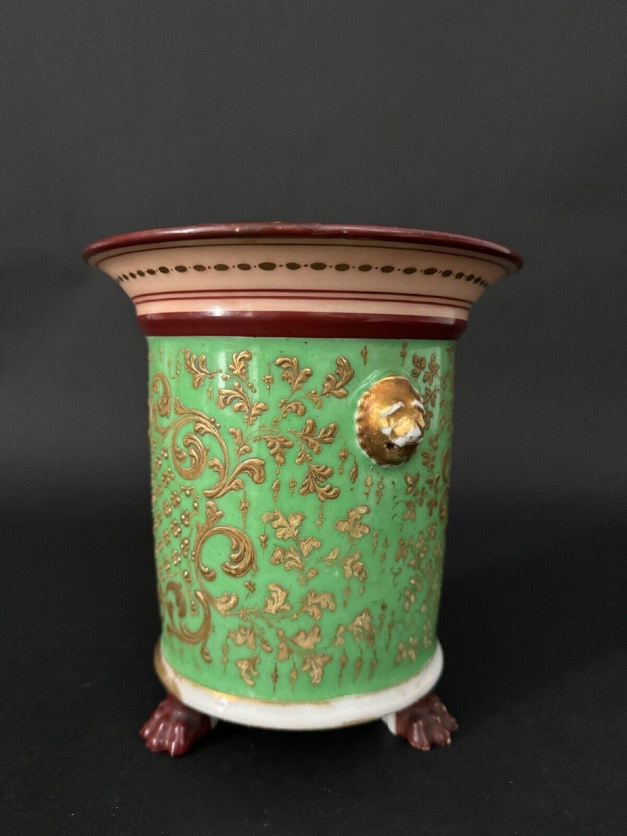 Cache-pot époque Louis-Philippe décor romantique XIXe fond vert-photo-1
