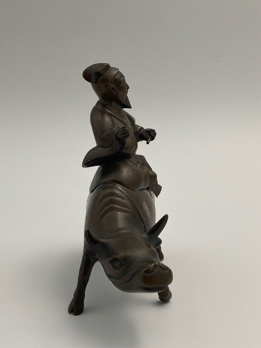 Sujet chinois ou indochinois en bronze brûle-parfum XIXe homme taureau-photo-1