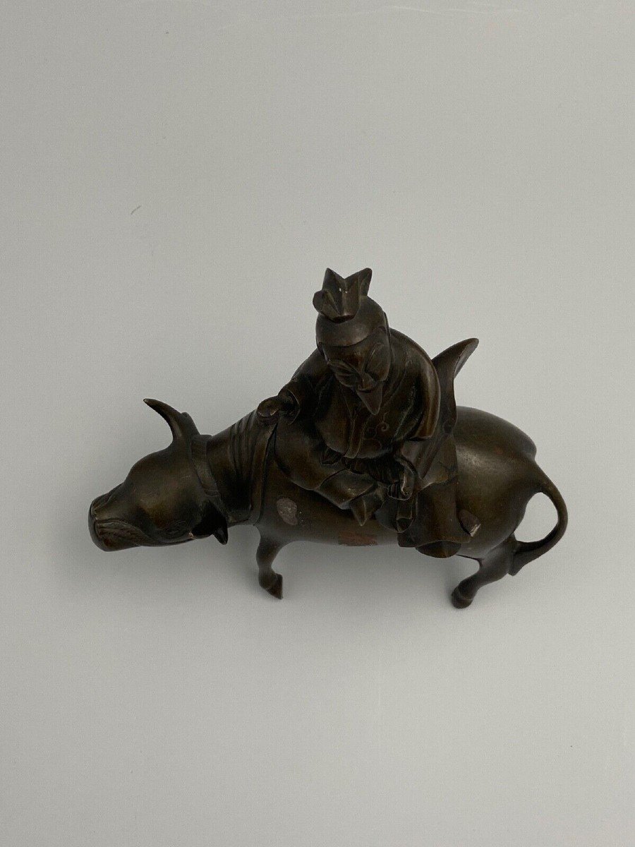 Sujet chinois ou indochinois en bronze brûle-parfum XIXe homme taureau-photo-2