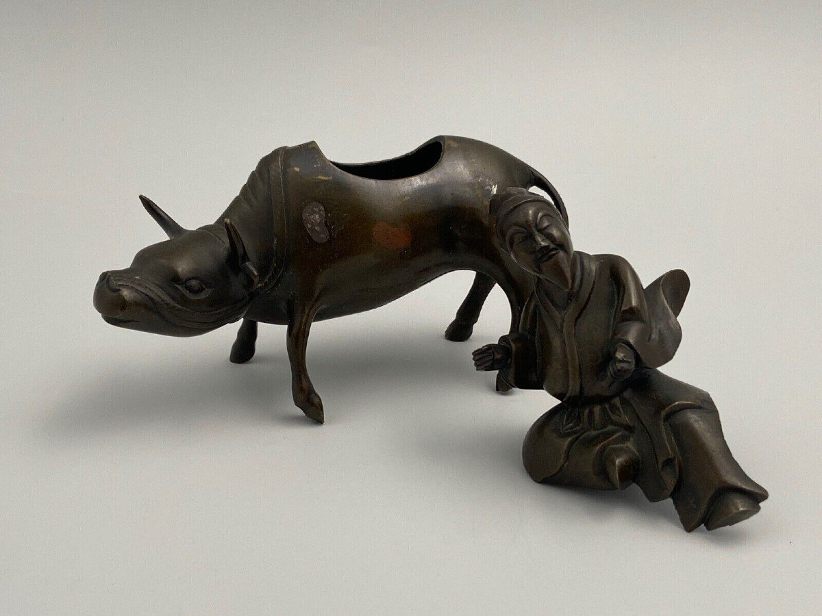 Sujet chinois ou indochinois en bronze brûle-parfum XIXe homme taureau-photo-4