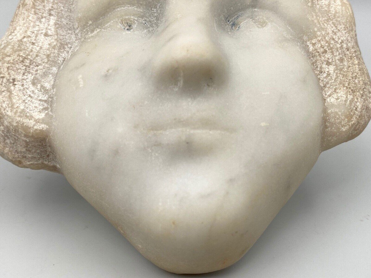 Tête de jeune fille en marbre dans le goût de la Haute Époque XXe sculpture-photo-1