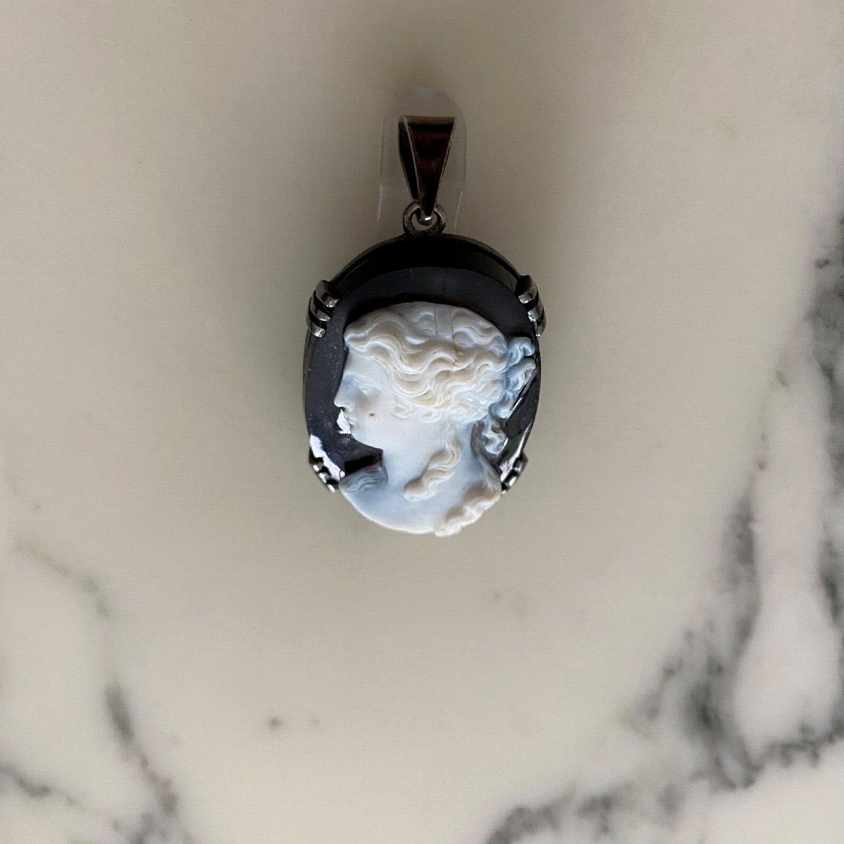 Rare camée profil de femme à l'Antique sur fond noir-photo-3