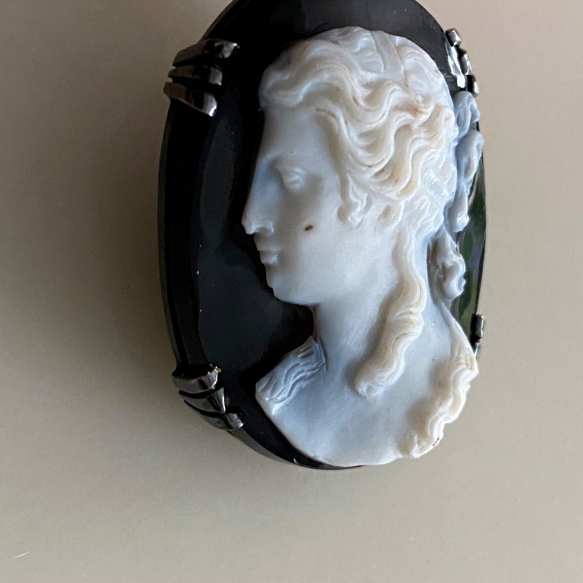 Rare camée profil de femme à l'Antique sur fond noir-photo-2