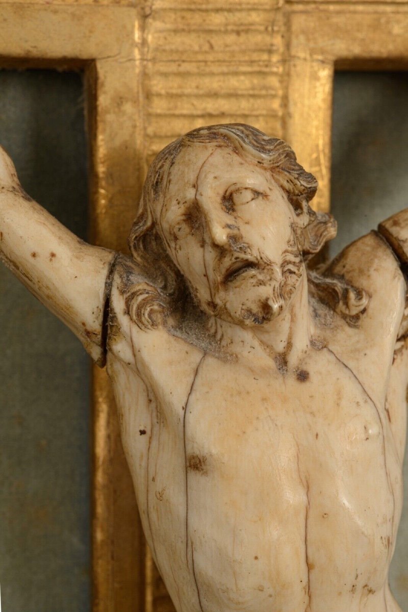 Christ sculpté à la main XVIIIe cadre en bois doré décor de fleurettes-photo-4