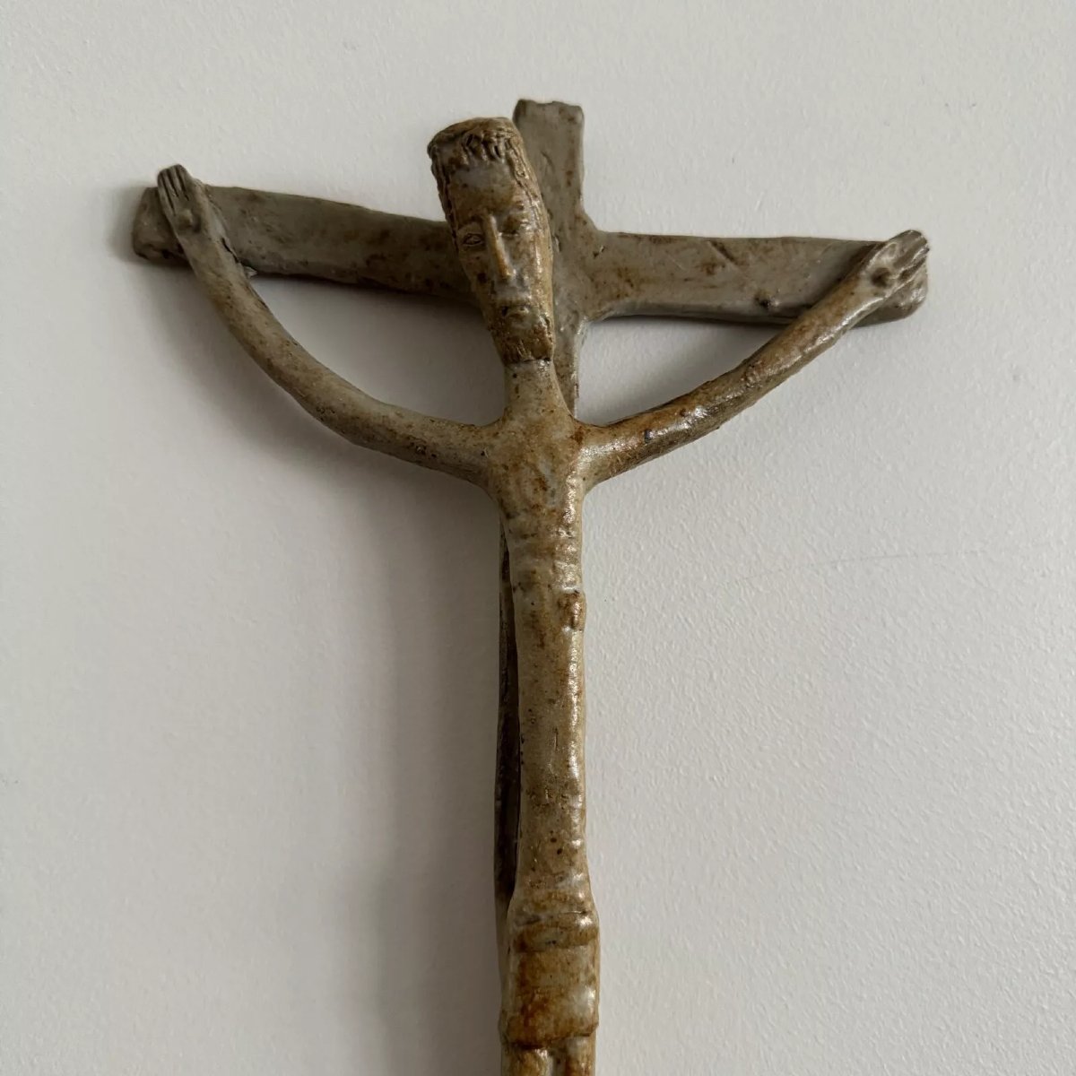 Christ On The Cross Crucifix In Sandstone Signed Jean And Jacqueline Lerat 20th Century -photo-4
