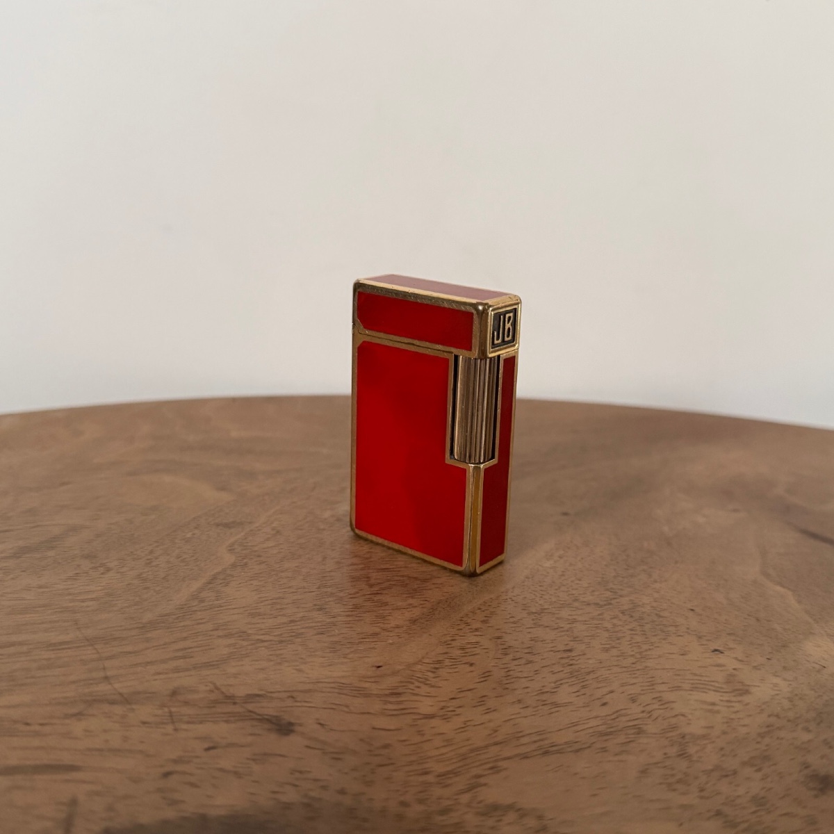 Briquet Dupont en laque rouge monogramme JB Paris made in France