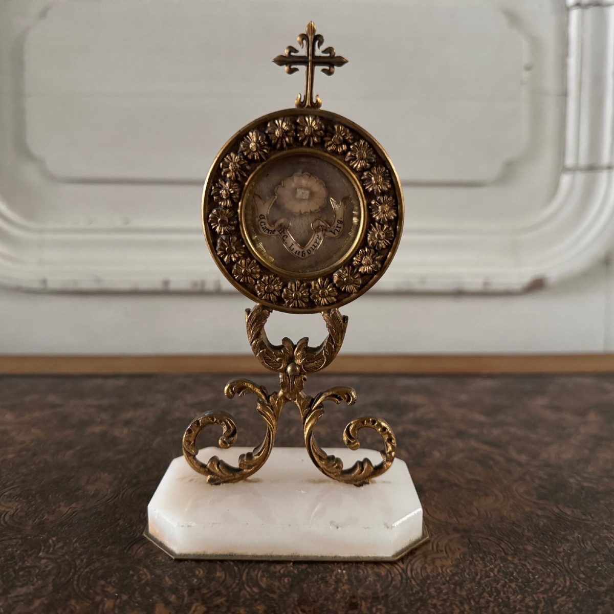 Reliquaire en bronze XVIIIe sur socle en marbre