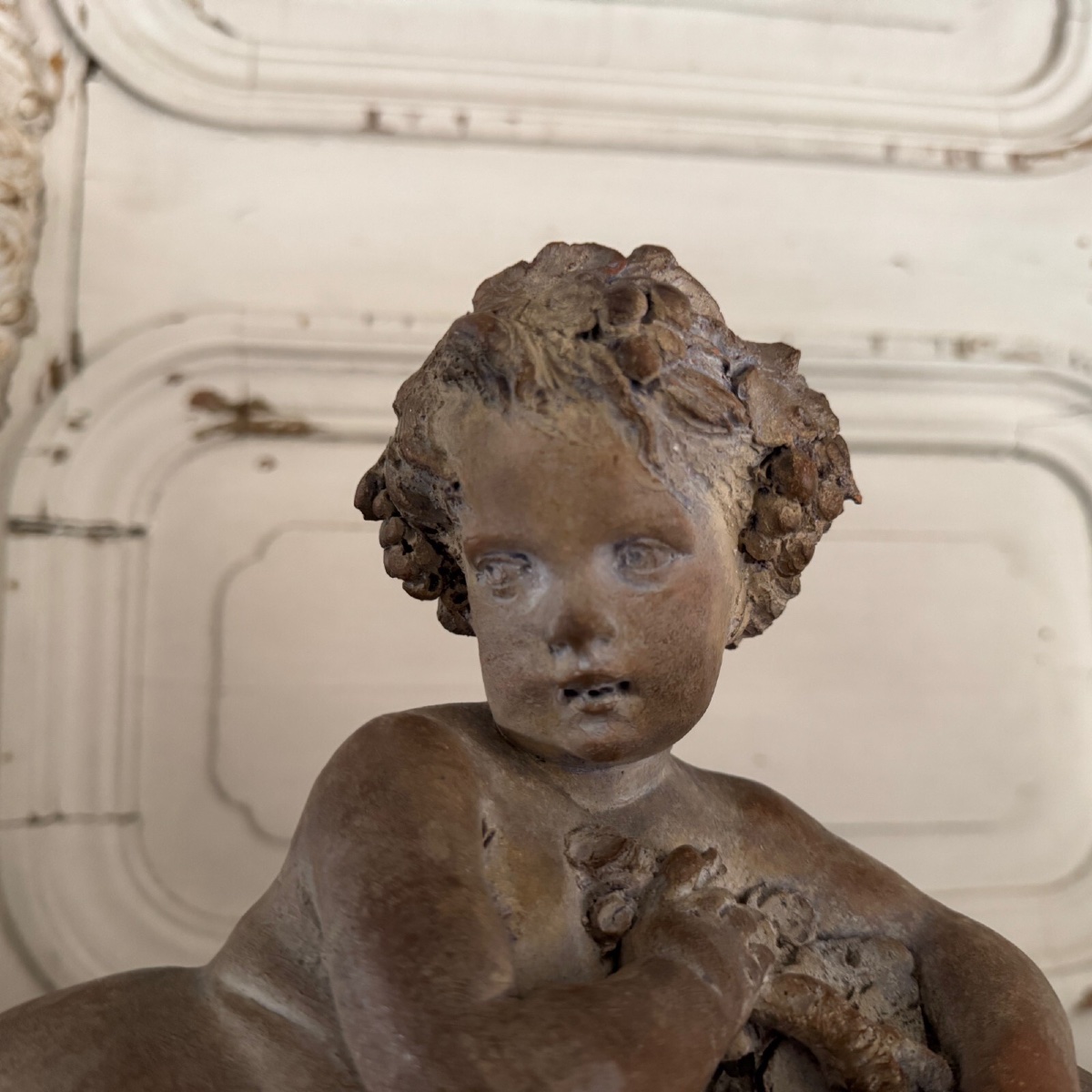 Statue en terre cuite représentant Bacchus enfant sur un tonneau-photo-4