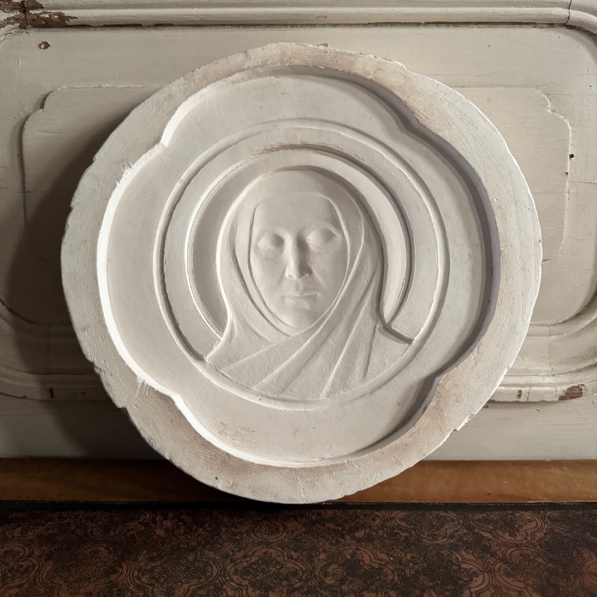 Matrice en plâtre pour médaille par Anie Mouroux visage de Vierge XXe