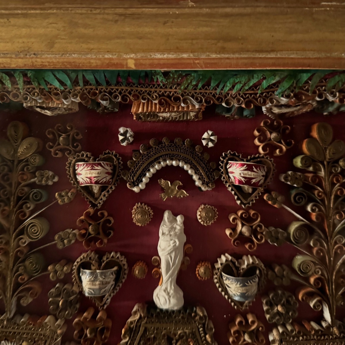 Reliquaire à paperolles ornementé d'une Vierge début XIXe cadre doré-photo-3