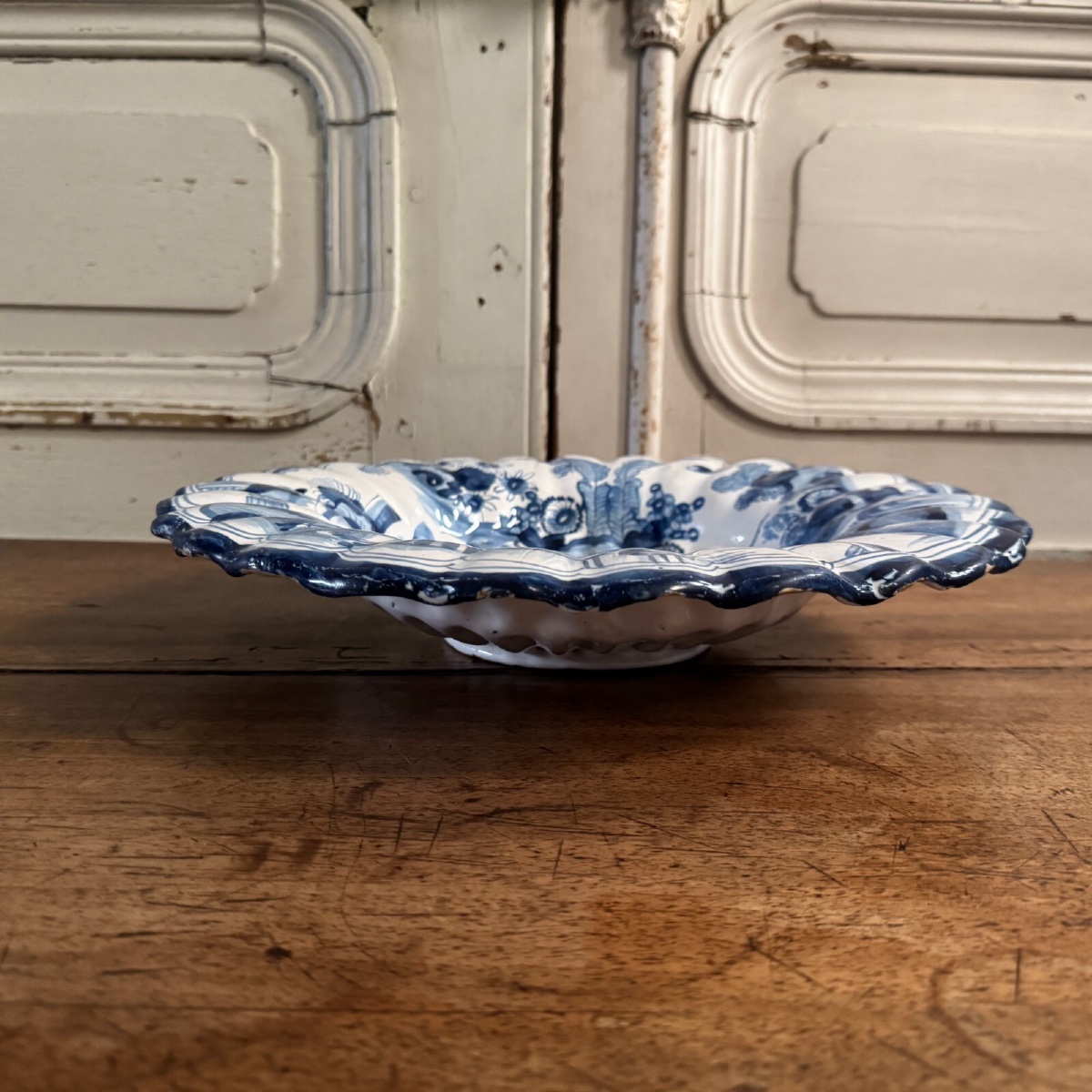 Plat creux polylobé en faïence de Delft décor de Chinois XVIIIe-photo-3