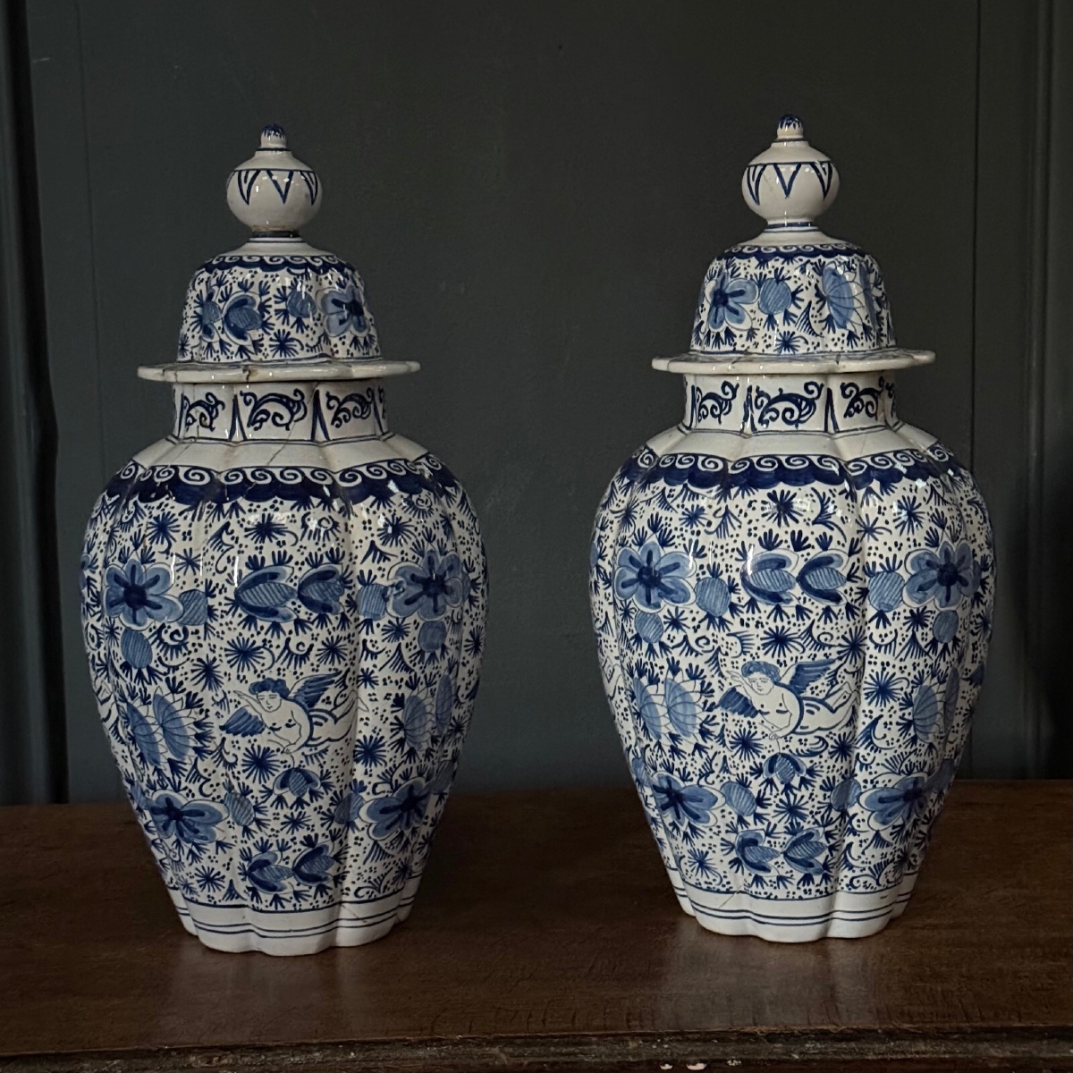 Paire de potiches pots couverts en Delft XIXe décor d'ange et floral