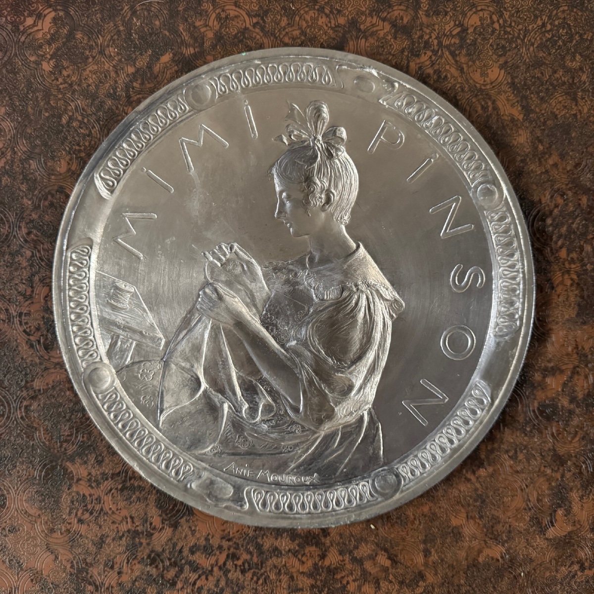 Matrice pour médaille Mimi Pinson par Anie Mouroux XXe
