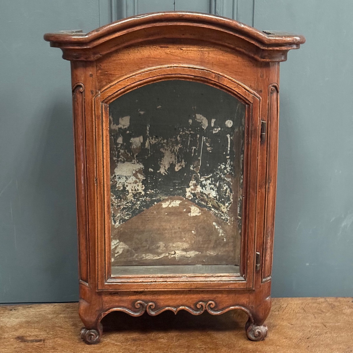 Small Louis XV Mahogany Display Case With Periwinkle Legs-photo-5