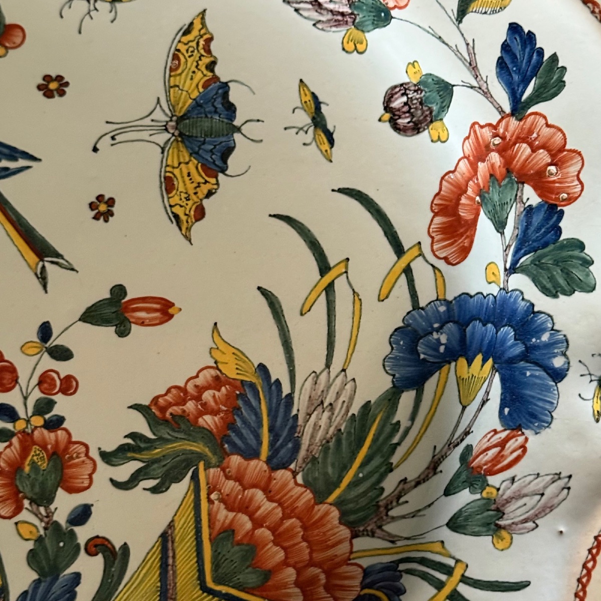 Grand plat en faïence de Rouen polychrome corne d'abondance XVIIIe-photo-1