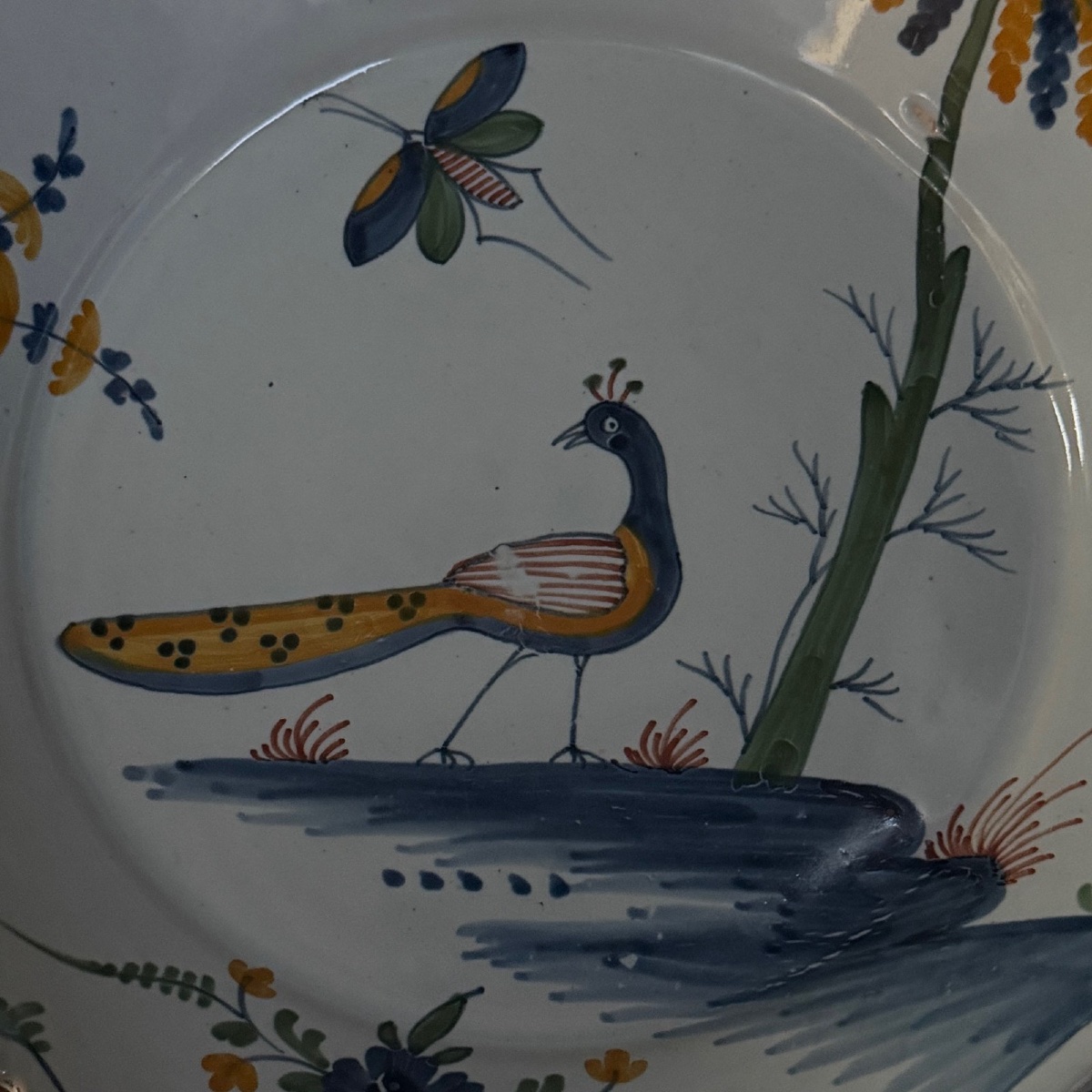 Assiette en faïence XVIIIe La Rochelle décor de paon et papillon-photo-2