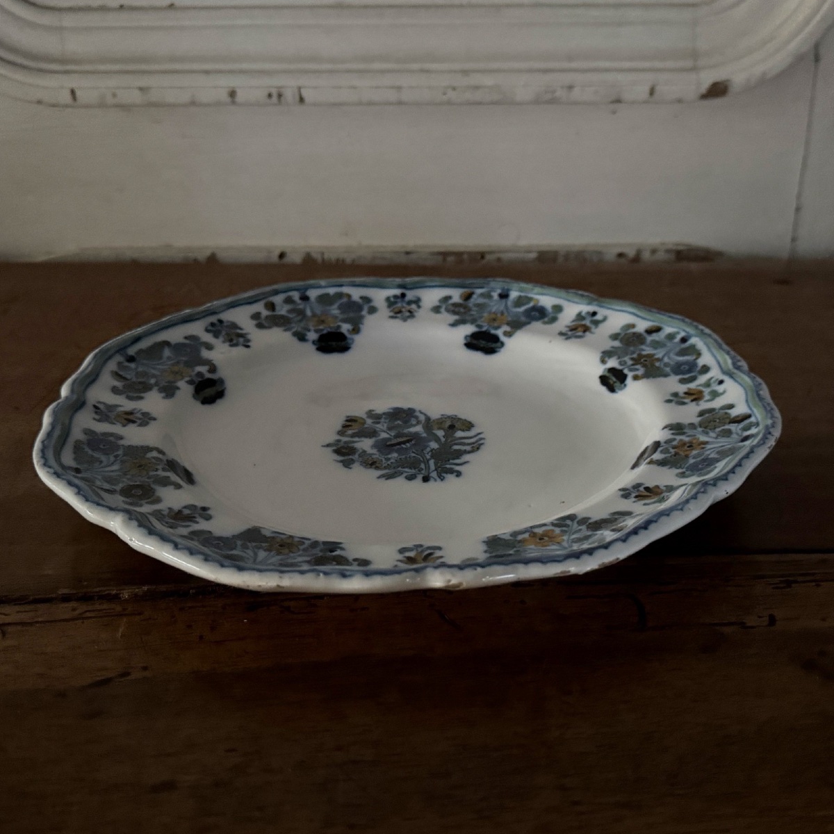 Assiette en faïence de Moustiers XVIIIe décor floral-photo-3