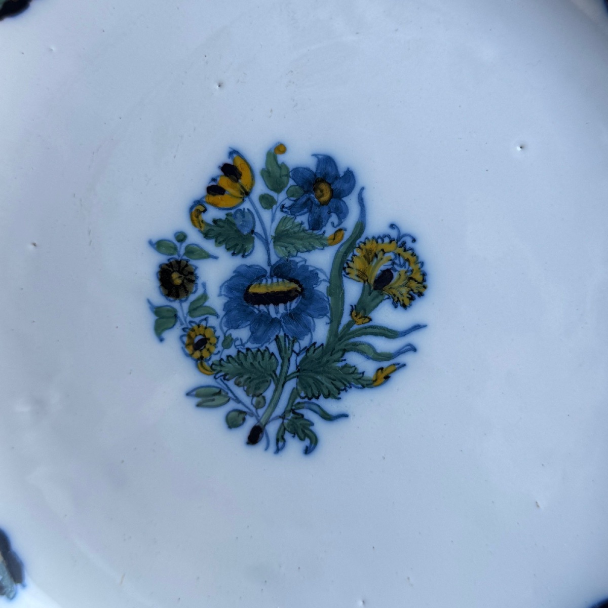 Assiette en faïence de Moustiers XVIIIe décor floral-photo-2