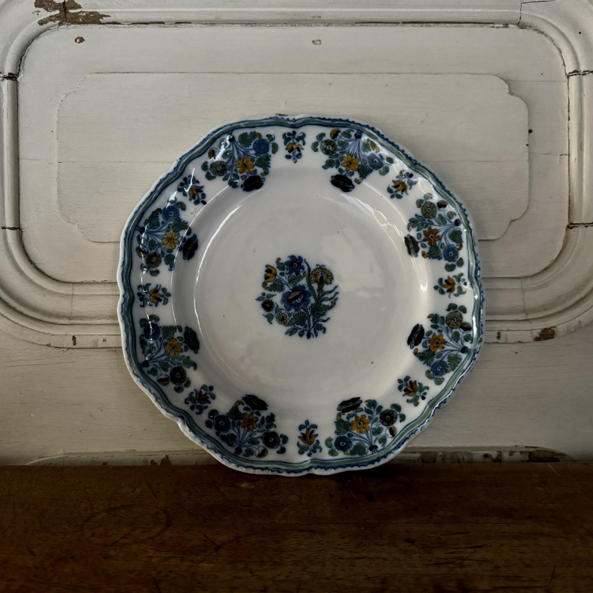 Assiette en faïence de Moustiers XVIIIe décor floral