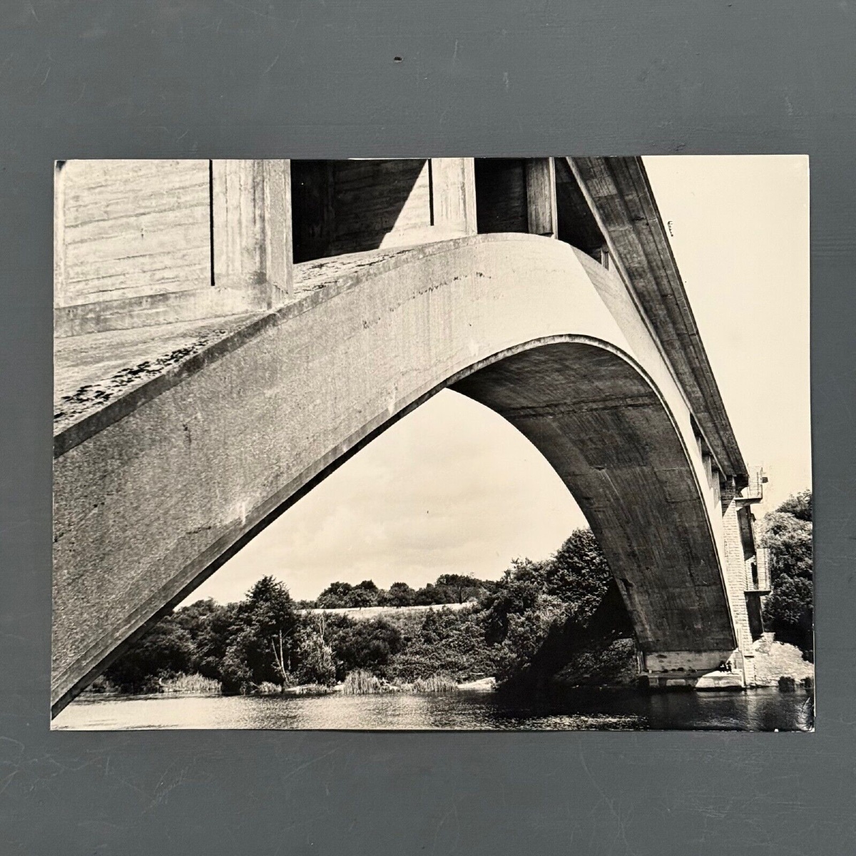 Photo noir et blanc intitulée Sous l'Arche par Robert Laporte XXe