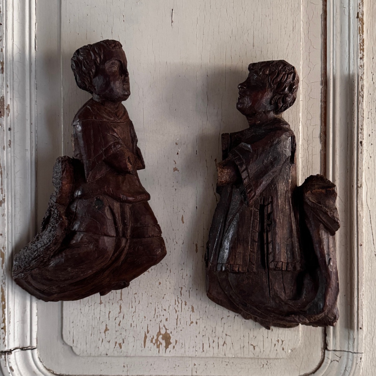 Pair Of Praying Angels In Carved Wood, 17th Century