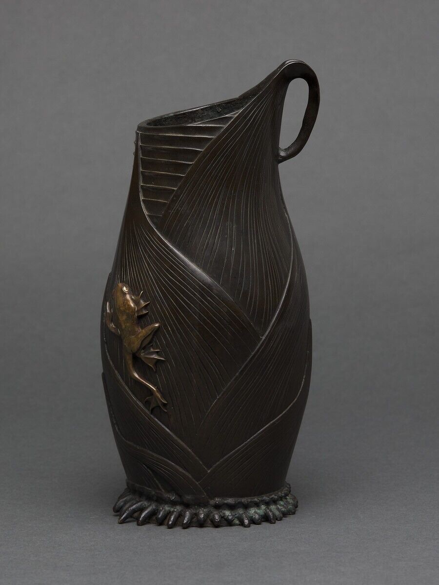 Pichet en bronze Japon patine chocolatée grenouille en ronde-bosse XIXe-photo-2