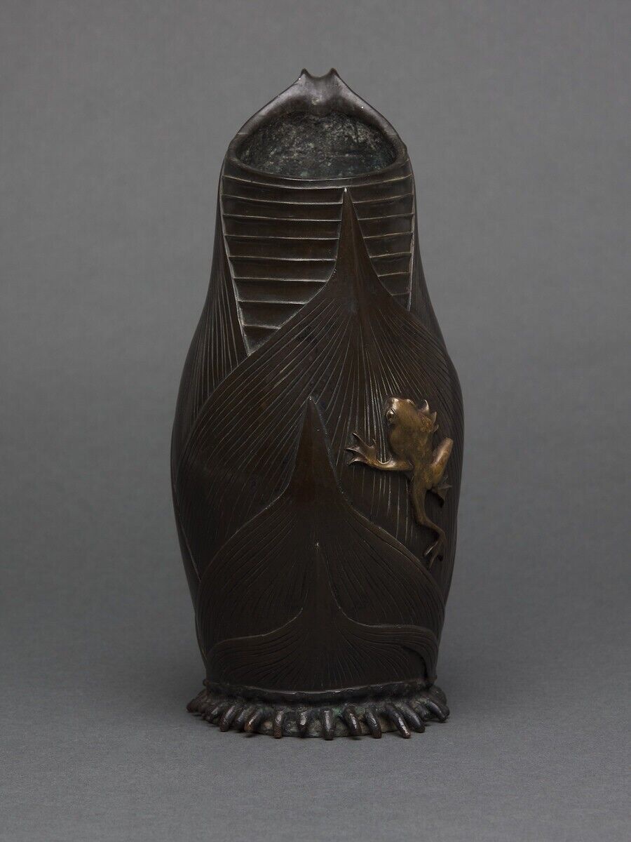Pichet en bronze Japon patine chocolatée grenouille en ronde-bosse XIXe-photo-3