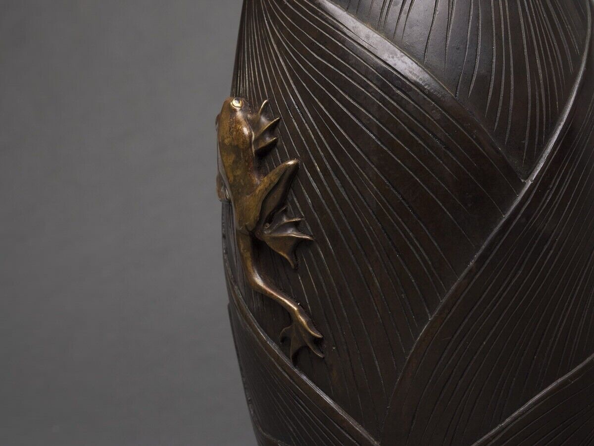 Pichet en bronze Japon patine chocolatée grenouille en ronde-bosse XIXe-photo-6