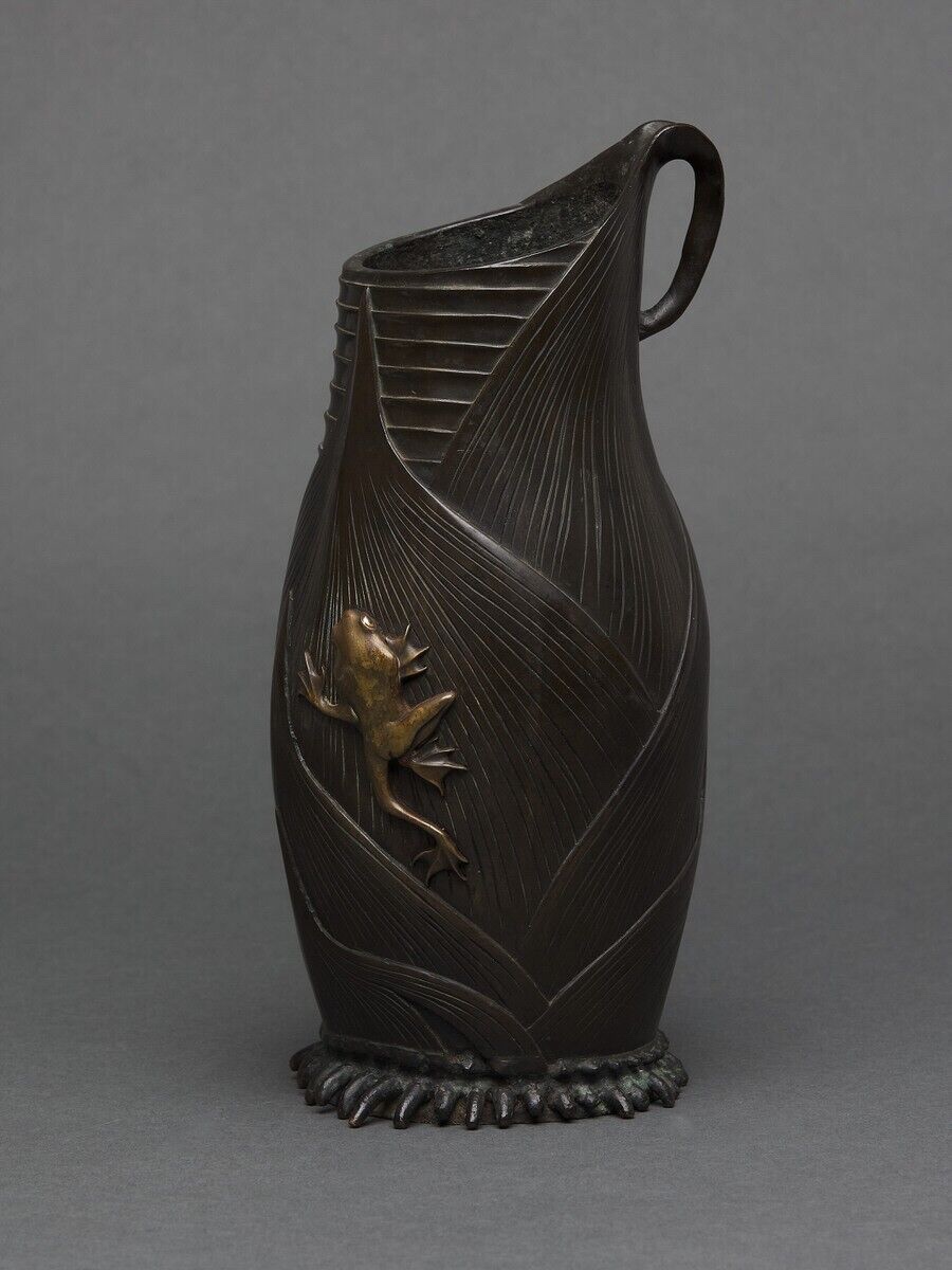Pichet en bronze Japon patine chocolatée grenouille en ronde-bosse XIXe