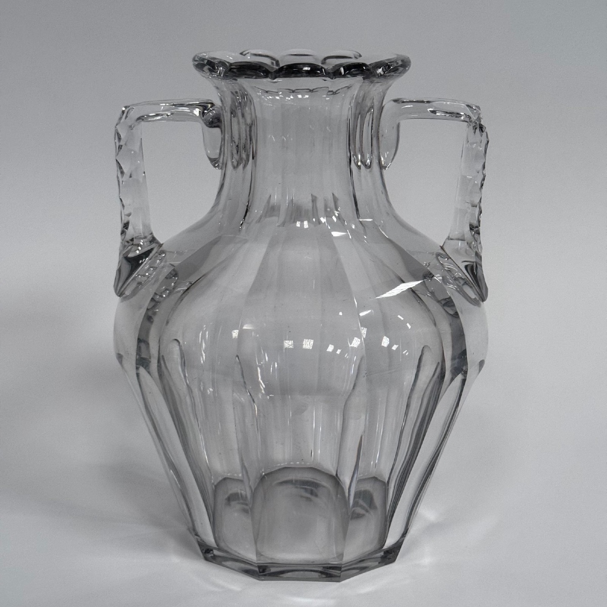 Vase en cristal avec anses Baccarat XIXe pans coupés