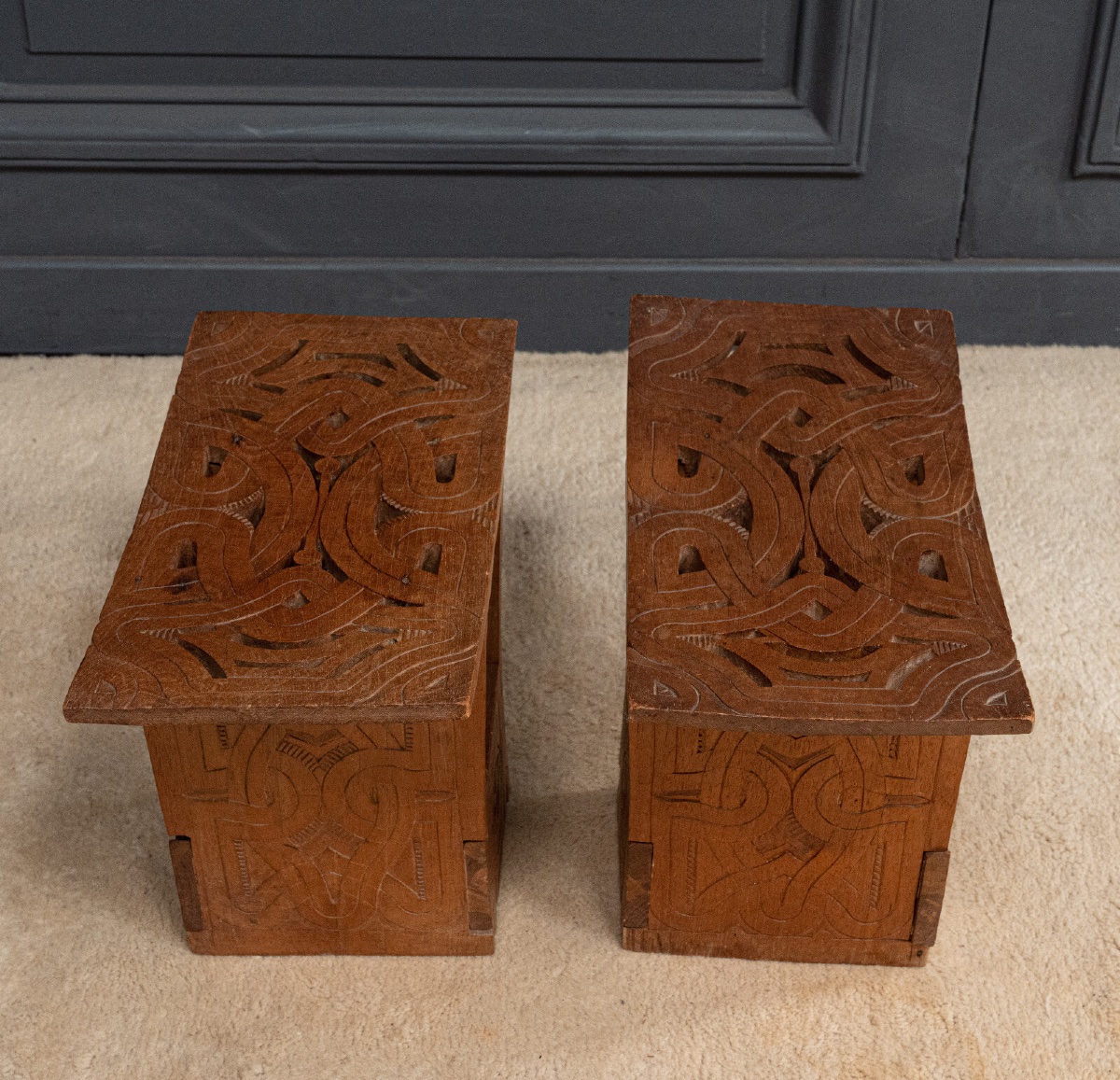 Paire de tabourets orientaux en bois sculpté ajouré XXe-photo-3