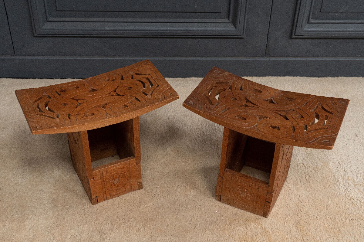 Paire de tabourets orientaux en bois sculpté ajouré XXe
