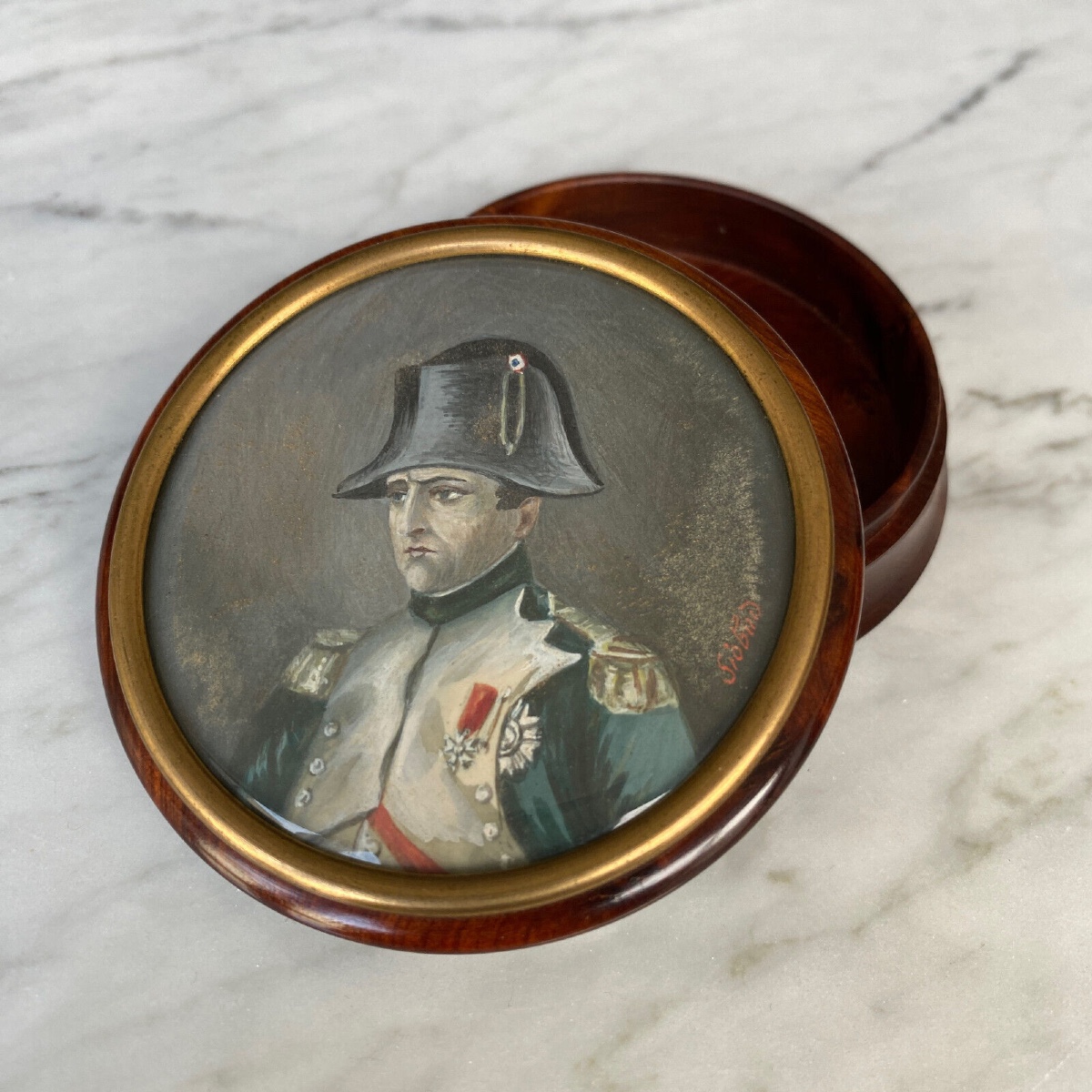 Boite ronde en loupe ornementée d'une miniature de l'Empereur par Siopond